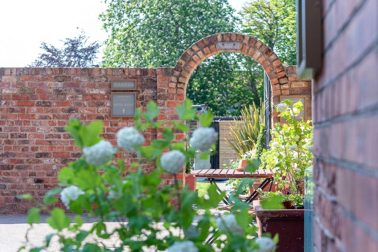 Clementine'S Guest House Γιορκ Εξωτερικό φωτογραφία The garden of the former stable block
