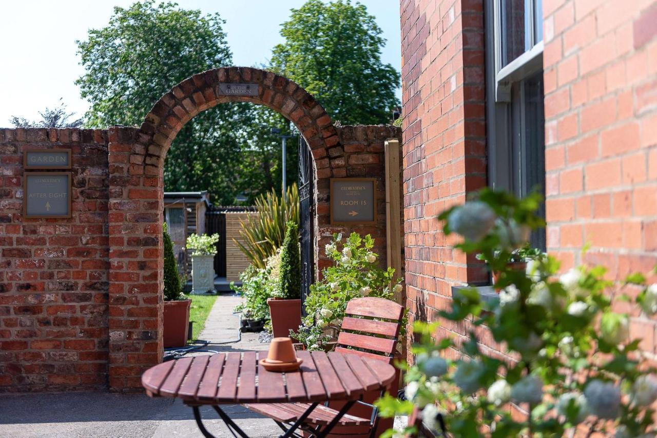 Clementine'S Guest House Γιορκ Εξωτερικό φωτογραφία The courtyard at the former stable block