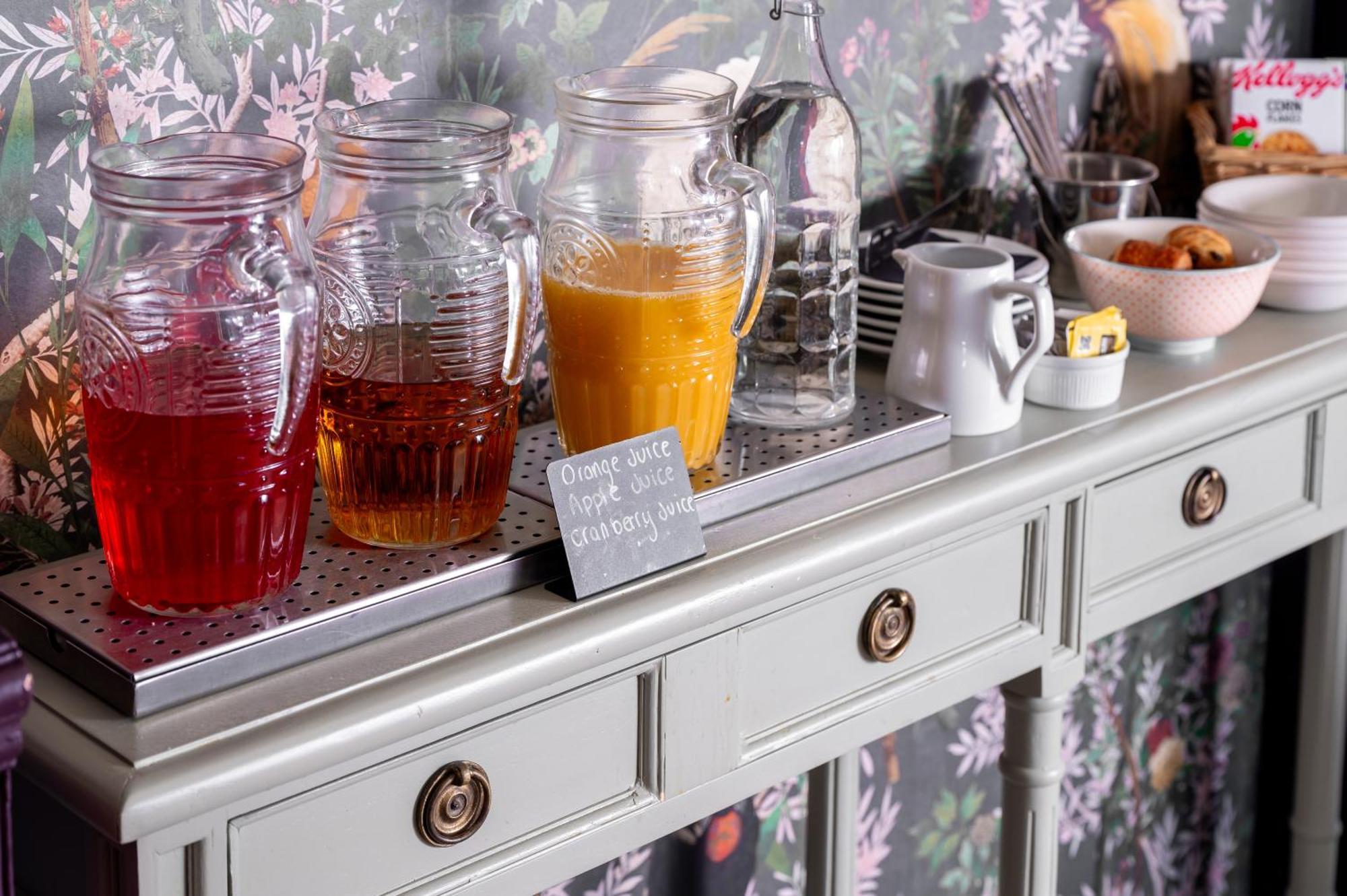 Clementine'S Guest House Γιορκ Εξωτερικό φωτογραφία A buffet with a selection of fruit juices